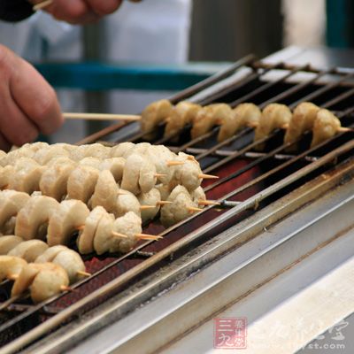 炙烤、性热、肥腻食物要少吃