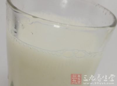 將牛奶、沙拉油、煉乳混合拌勻