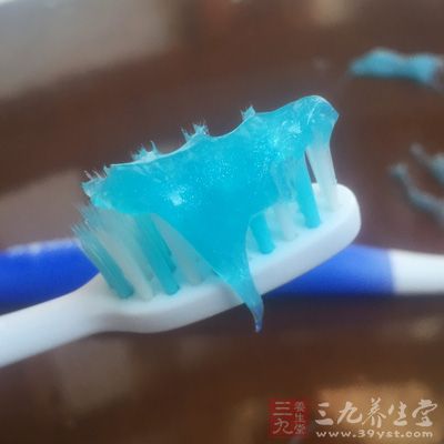 用墨斗鱼的骨头，碾碎放在牙刷上当牙膏使用