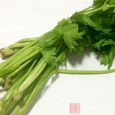 多選用芹菜和萵苣等含有豐富的維生素和礦物質(zhì)的食物