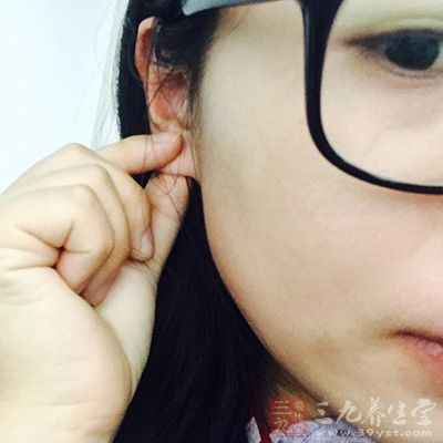 用食指指腹自耳部三角窝开始摩擦耳甲艇 用食指指腹自耳部三角窝开始摩擦耳甲艇