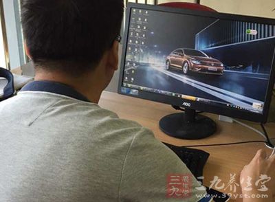 长时间面对电脑，电子辐射会构成对皮肤细胞的伤害
