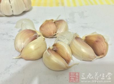 鹽1/2小匙，蒜片1大匙，姜絲1小匙