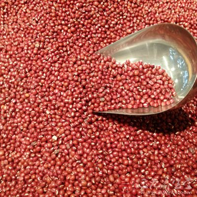 红色的食物具有补血养血的功效，比如说红豆