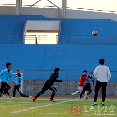 足球射门技巧 十种足球射门的过人技巧(2)
