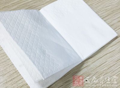 用擦手纸彻底擦干双手