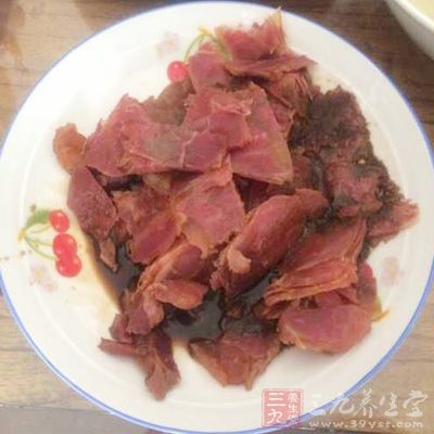 加强对畜产品的卫生监督，禁食病畜肉及乳品