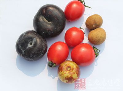 香浓的牛奶与酸甜可口的新鲜水果完美地结合在一起，成为一杯晶亮清爽的自然饮品