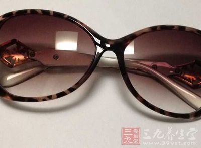 应该配戴太阳眼镜