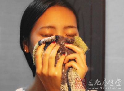 用毛巾热敷可促进眼周的血液循环 用毛巾热敷可促进眼周的血液循环