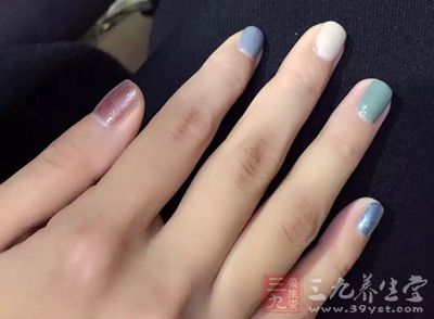 很多的美甲店和小摊位所使用的指甲油