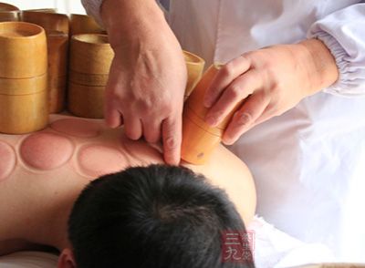起罐时手法要轻缓,以一手抵住罐边皮肤 起罐时手法要轻缓,以一手抵住罐边皮肤