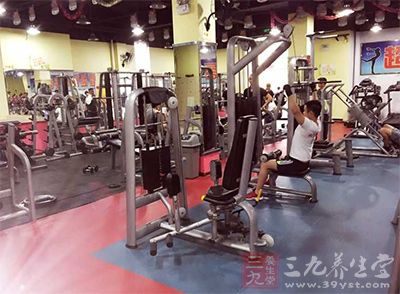 将哑呤慢慢举向上，呼气