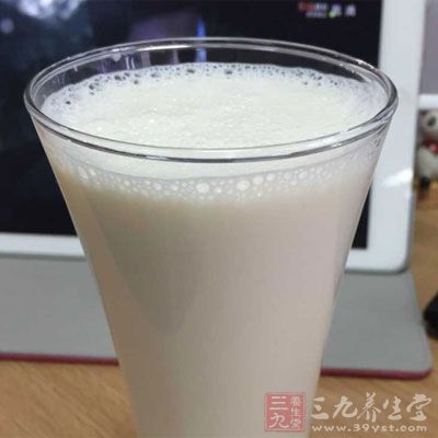 牛奶含有人體必需的色氨酸