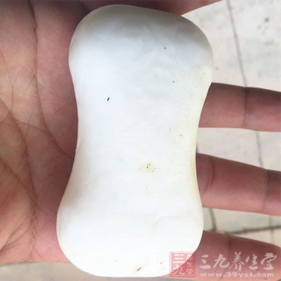 妈妈在喂哺前应用肥皂清洗双手和乳头