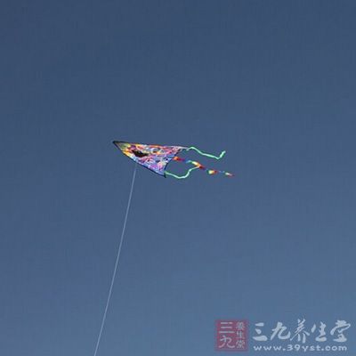 空旷的地方，利于更好地、自由地放风筝