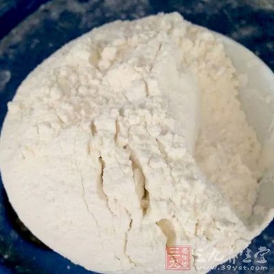 腊肠1截(约200g)，腊牛肉1块(约200g)，什锦干菜80g，面粉60g