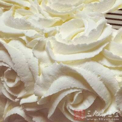 蜜红豆粒、芋泥、鲜奶油一起放入容器内拌匀后,分成6等份,即为红豆芋泥馅料 蜜红豆粒、芋泥、鲜奶油一起放入容器内拌匀后,分成6等份,即为红豆芋泥馅料