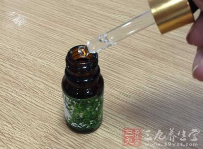 选择一些具有收敛性质或平衡油脂的精油 选择一些具有收敛性质或平衡油脂的精油