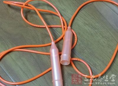 注意饭前和饭后半小时内不要跳绳 注意饭前和饭后半小时内不要跳绳