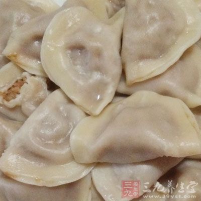 放入饺子开慢火，一边煎一边翻饺子