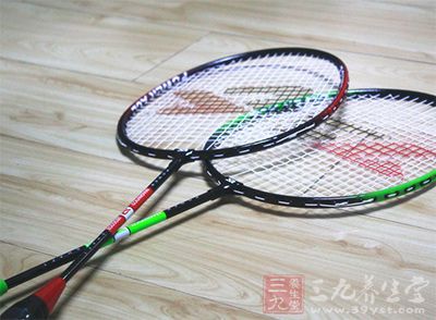 比赛二人交替击球,互相为对方制造难题 比赛二人交替击球,互相为对方制造难题