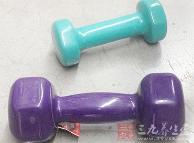 很多宅女都怕训练哑铃练出肌肉