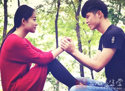 当爱情渐渐磨灭，特别是当夫妻双方工作、生活压力增大，性生活缺乏新鲜感时