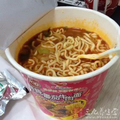 起锅热油,将卤肉放进去炒香,下面条略炒,再加蚝油调味 起锅热油,将卤肉放进去炒香,下面条略炒,再加蚝油调味