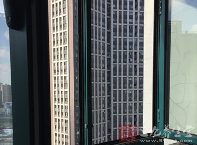 要想让家庭空气保持新鲜，好的办法是开窗通风