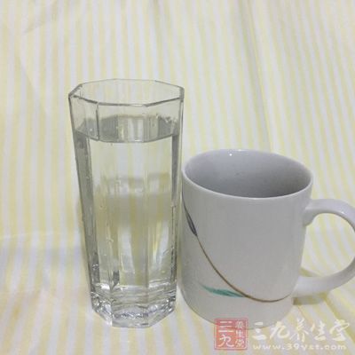 多飲水，保持每日至少1500毫升以上的排尿量