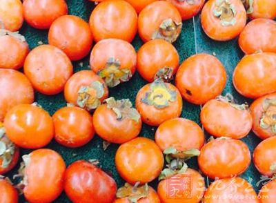 柿子含有较多的果酸、单宁酸,易形成难溶解的凝胶块,不利消化 柿子含有较多的果酸、单宁酸,易形成难溶解的凝胶块,不利消化