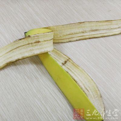 将香蕉去皮捣烂成糊状后敷于面部，等待15-20分钟后洗净即可