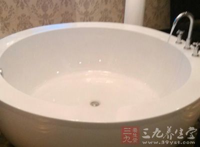 洗澡时在水中放几滴风油精 洗澡时在水中放几滴风油精