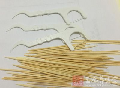 把5根牙签用橡皮筋捆在一起