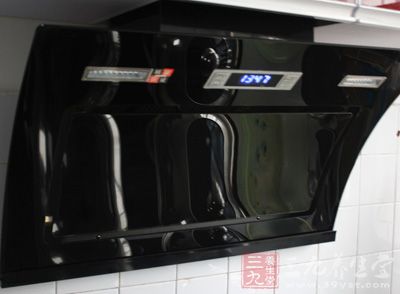 把抽油烟机的表面擦拭干净 把抽油烟机的表面擦拭干净