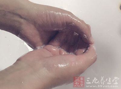 用肥皂泡洗至少洗20秒钟 用肥皂泡洗至少洗20秒钟
