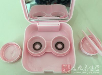 比起一般隐形眼镜更易造成角膜缺氧