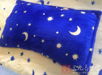 枕头的高度必须让颈椎得到适当承托