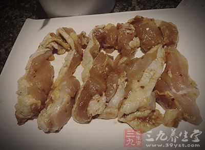 这道食材的主料是嫩鸡半只(切成小块状)