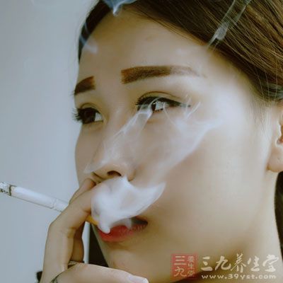 女性长期吸烟喝酒，会导致皮肤的快速衰老