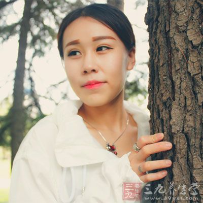 網(wǎng)球能體現(xiàn)女性朋友的活力與健康的狀態(tài)