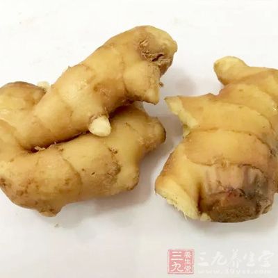 取鮮生姜，將其切碎放于白酒內(nèi)浸泡1天后，再涂于患處，每天1—2次，療效顯著