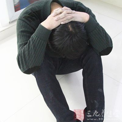 后，亦可以尝试把手交叉放于头后面