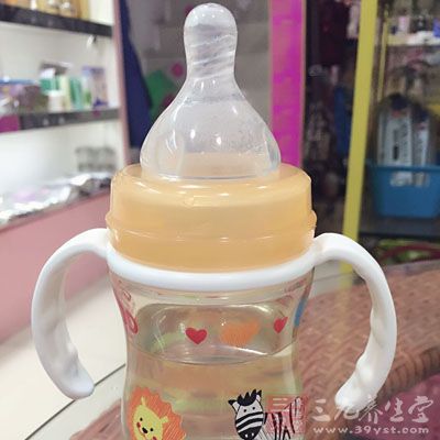 婴儿常用的奶瓶，及太空杯等物品都是PC材料制作的