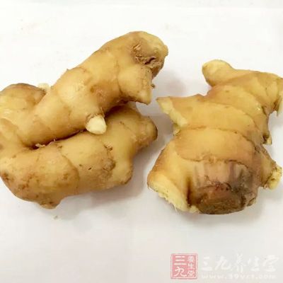 生姜切碎放白酒内泡24小时后涂在患处，每天1—2次，疗效十分显著