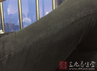 因为肥胖或久坐造成大腿外侧有两块赘肉 因为肥胖或久坐造成大腿外侧有两块赘肉