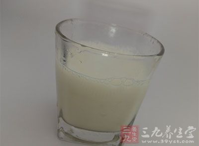 鮮牛奶消毒后經(jīng)乳酸桿菌發(fā)酵而成