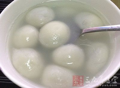 将糯米粉加入糖和160克温水和成光滑的白色面团