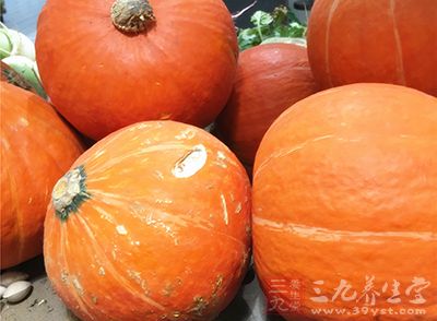 南瓜去皮后切成小块 南瓜去皮后切成小块